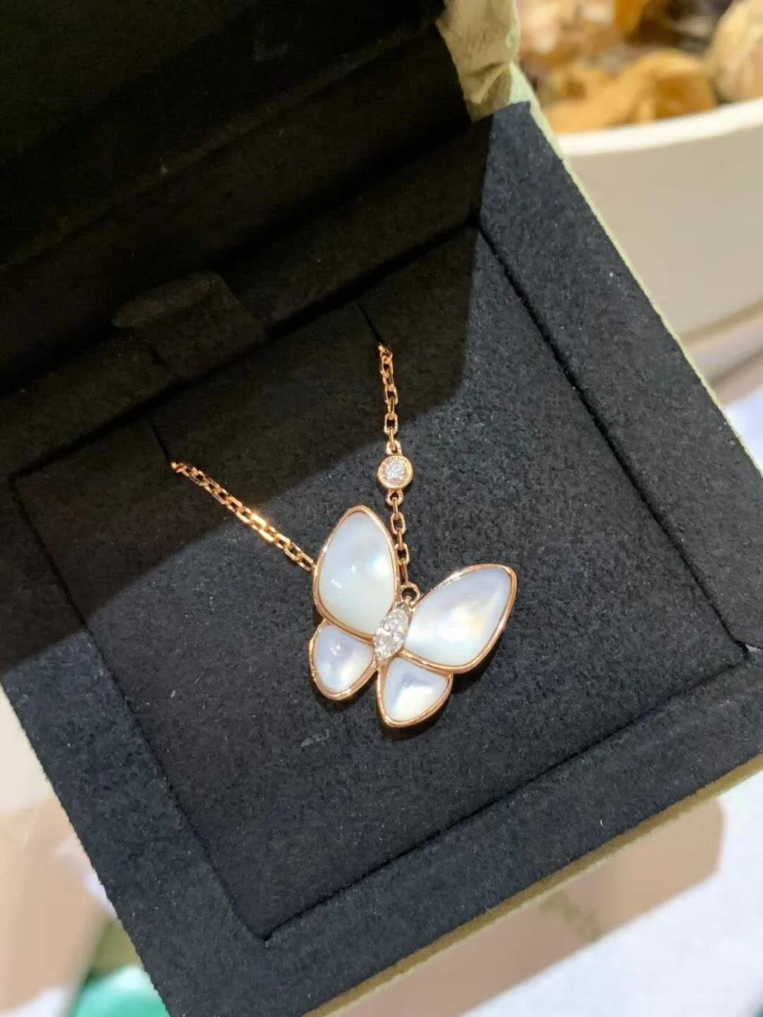 Van Cleef & Arpels Elegant Pearl Earrings